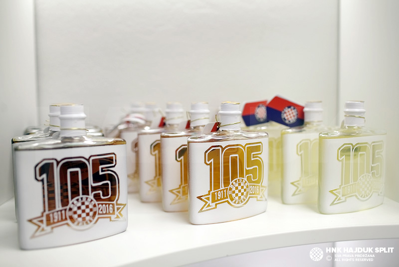 t-shirts and scarves of hajduk split are on sale as souvenirs in a market  stall in split croatia Stock Photo - Alamy