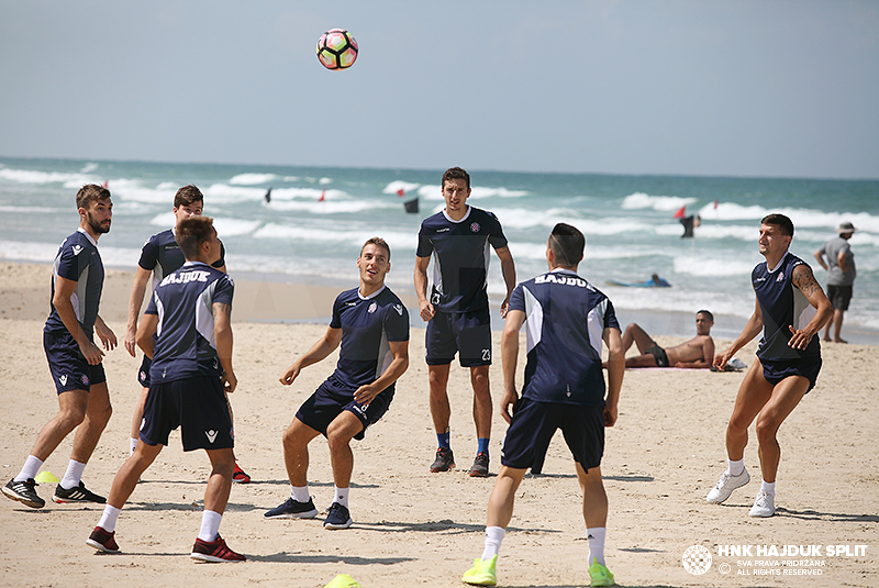 Aktivacijski trening na plaži u Herzliyi