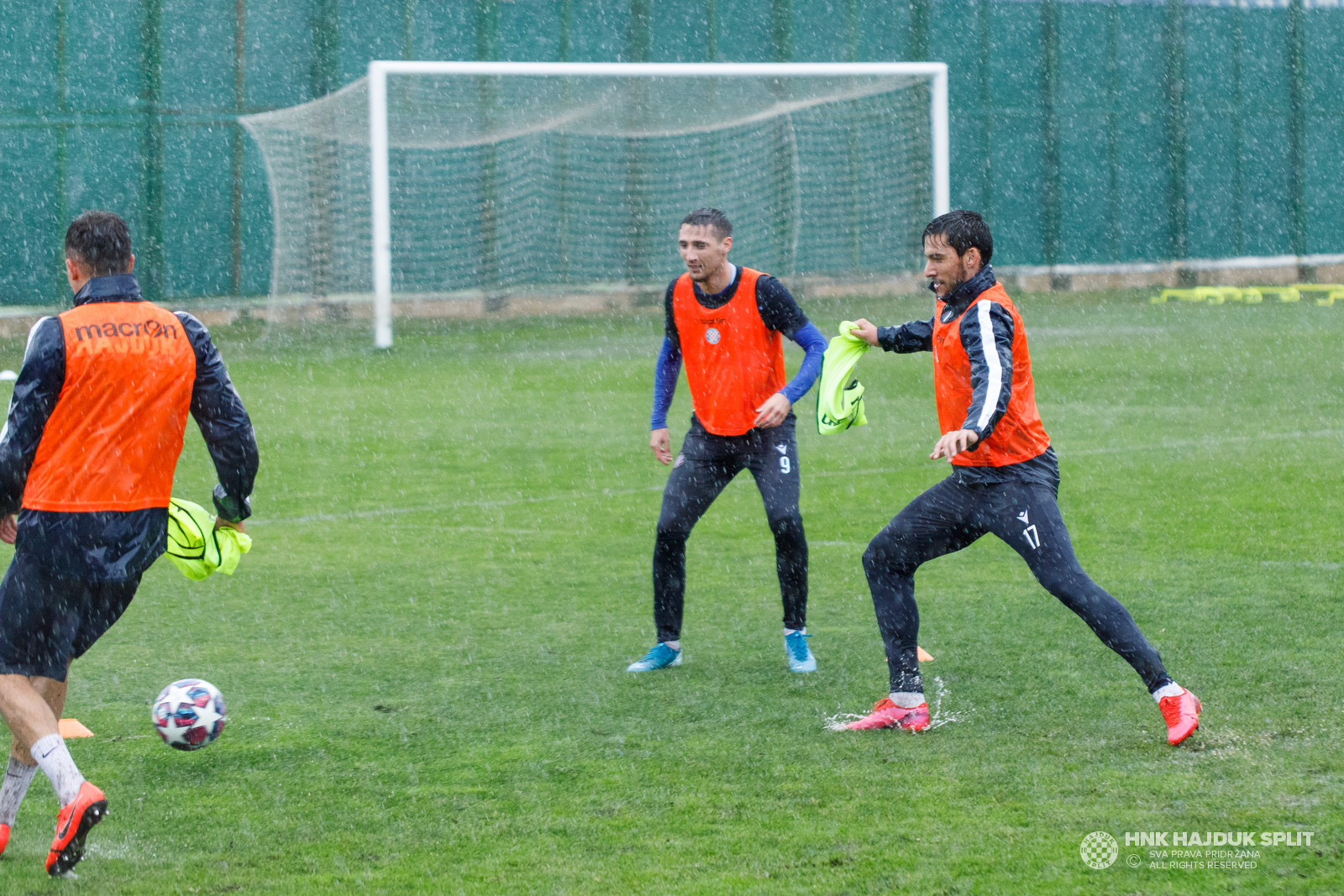 Kišni trening na pomoćnom igralištu