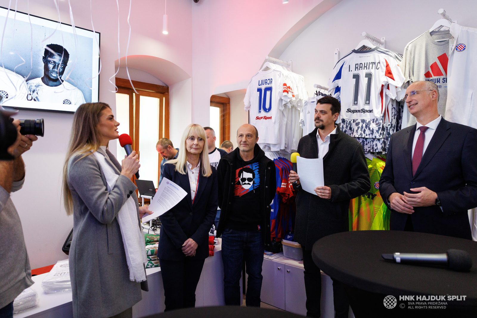 Svečano otvoren Hajduk Fan shop na Rivi i predstavljen novi kalendar Hajduka za 2025. godinu