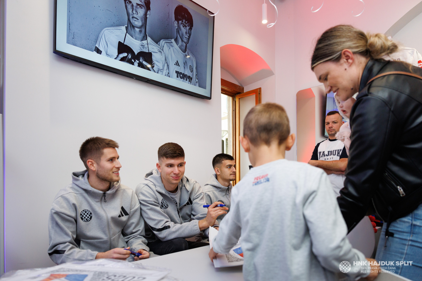 Svečano otvoren Hajduk Fan shop na Rivi i predstavljen novi kalendar Hajduka za 2025. godinu