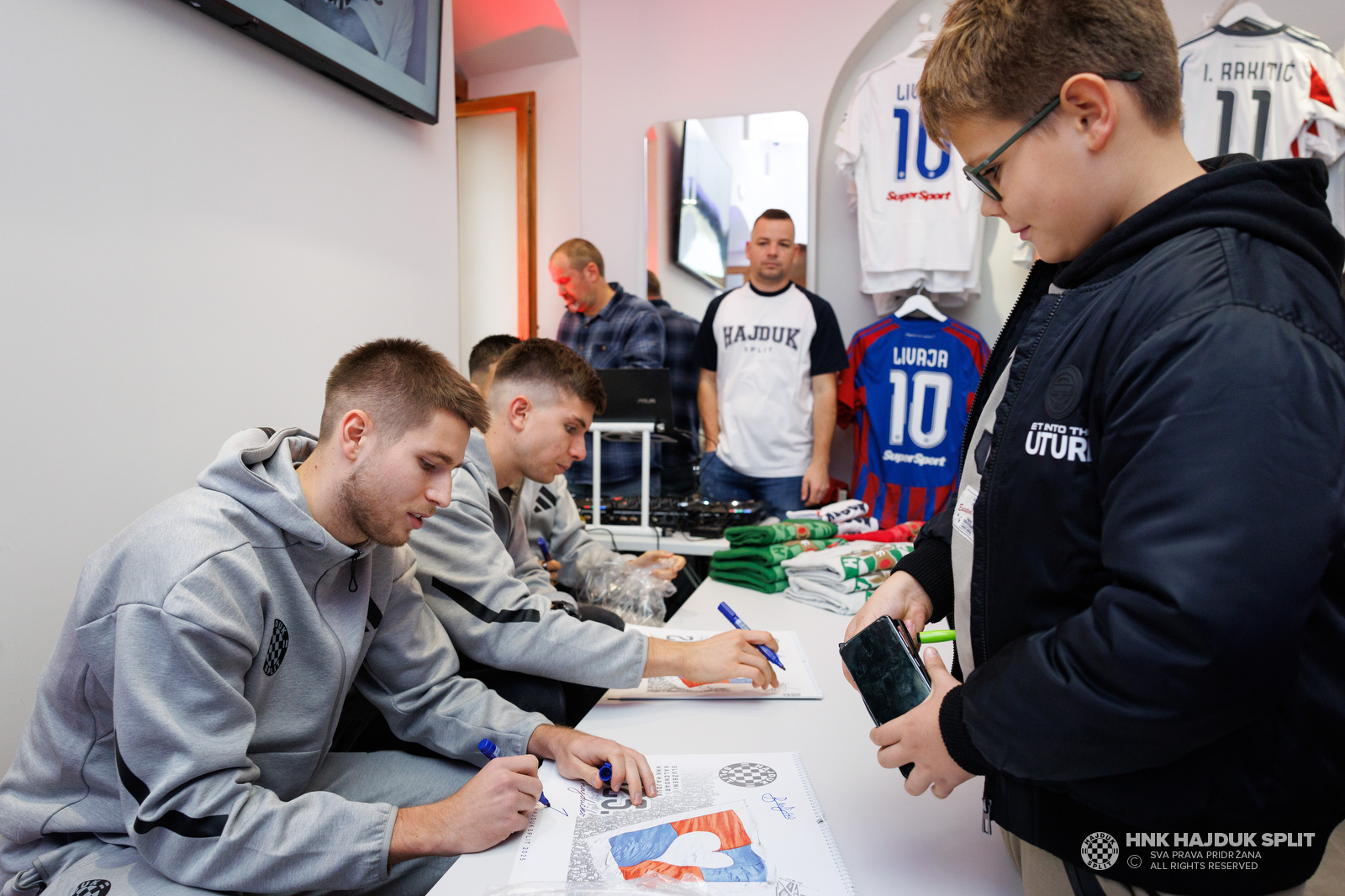 Svečano otvoren Hajduk Fan shop na Rivi i predstavljen novi kalendar Hajduka za 2025. godinu