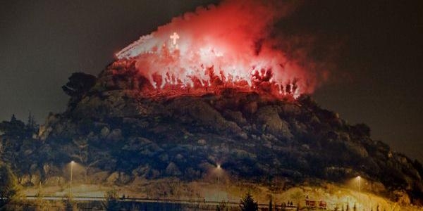 Još jedna bakljada u 19:11 sati...