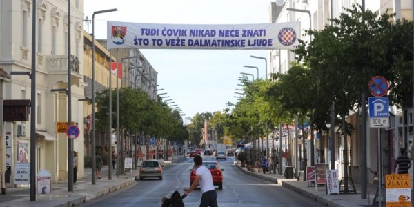 Zadrani izvjesili transparent podrške Hajduku i Torcidi