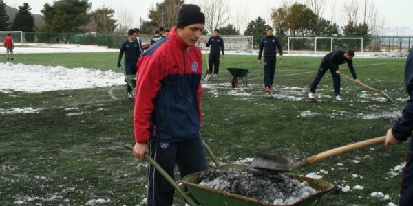 Mladi čistili pomoćni teren