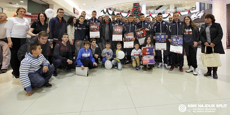 Hajdukovci se družili s navijačima i potpisivali kalendare ispred Tommyja