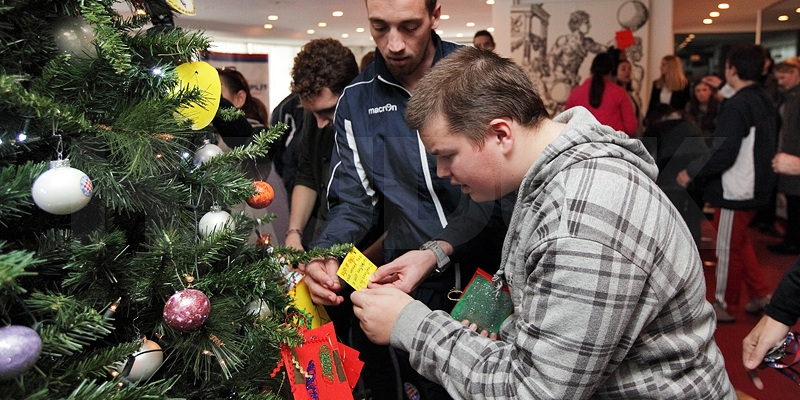 Djeca iz Juraja Bonačija i Hajdukovi prvotimci zajednički ukrasili božićno drvce