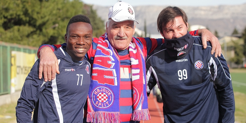 Uz tradicionalni pozdrav navijača s Hvara Bijeli počeli pripreme...