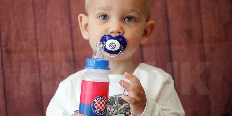 U prodaji bočice i dudice za djecu s Hajdukovim grbom