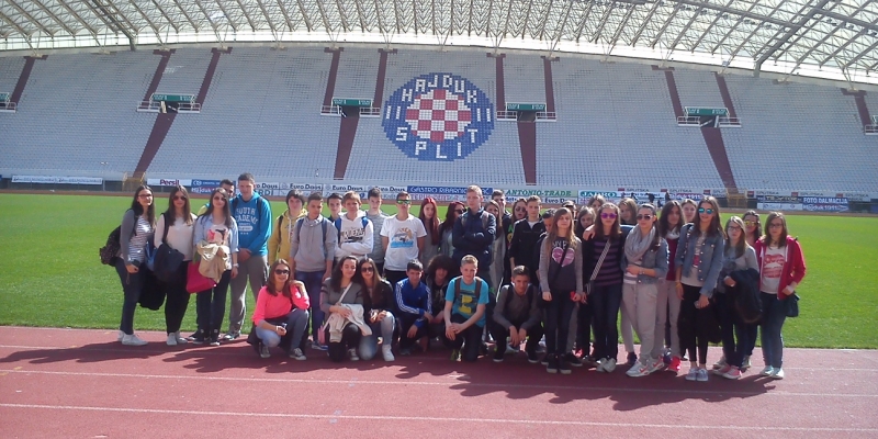 Osnovci iz Matulja razgledali Hajdukov stadion