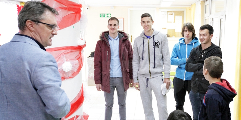 Hajdukovci s djecom Dječjeg doma Maestral