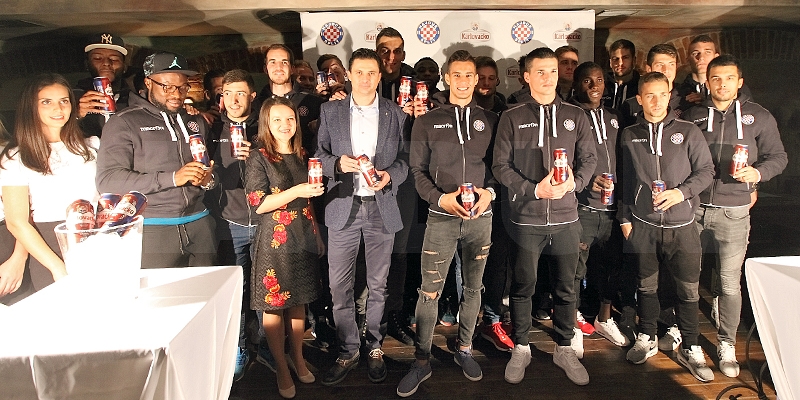 Igrači i stručni stožer predstavili limenku Karlovačko Hajduk 1911