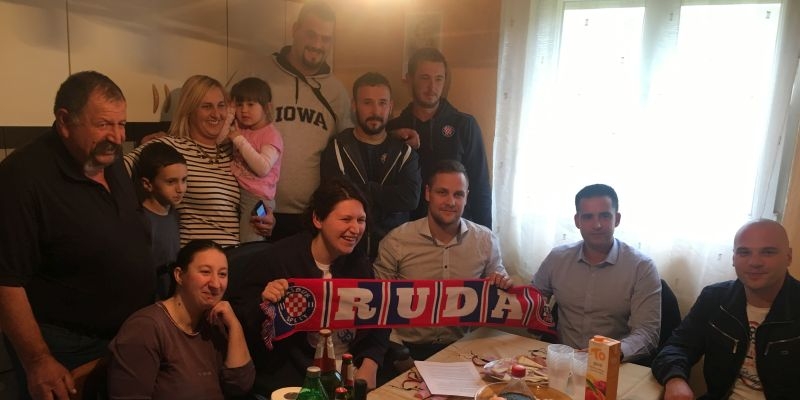 Predsjednik Kos i sportski direktor Branco posjetili navijačicu Mihaelu