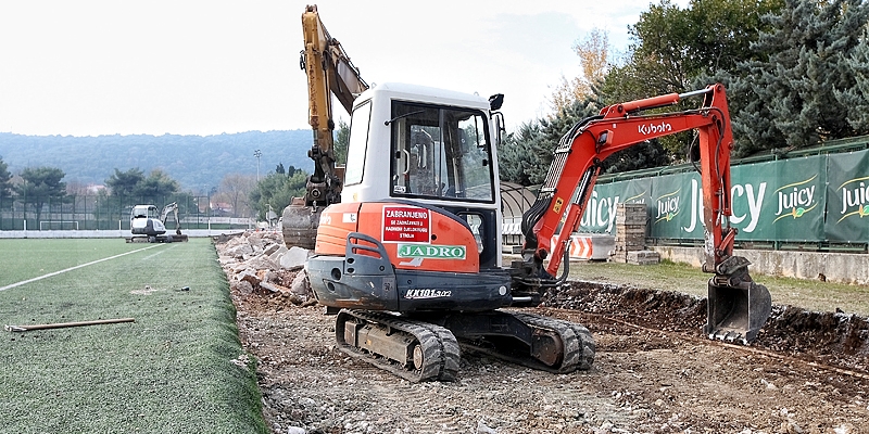 Započeli radovi na postavljanju nove umjetne trave