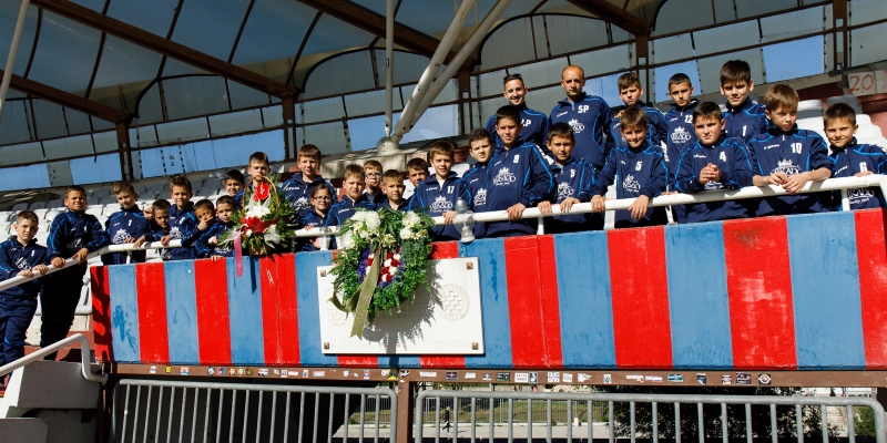 Mlađi pioniri N.K. Škabrnja posjetili Poljud i zapalili svijeće na sjevernoj tribini