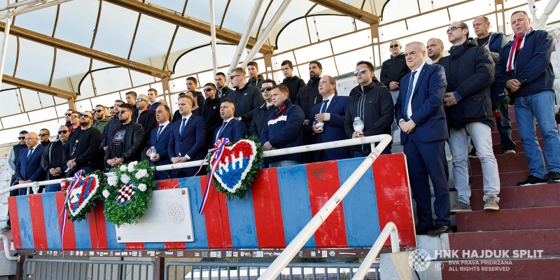 Predstavnici Torcide, Hajduka i Našeg Hajduka položili vijence na poljudskom sjeveru