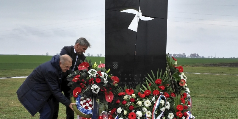 Delegacija Hajduka položila vijenac na Memorijalnom groblju u Vukovaru