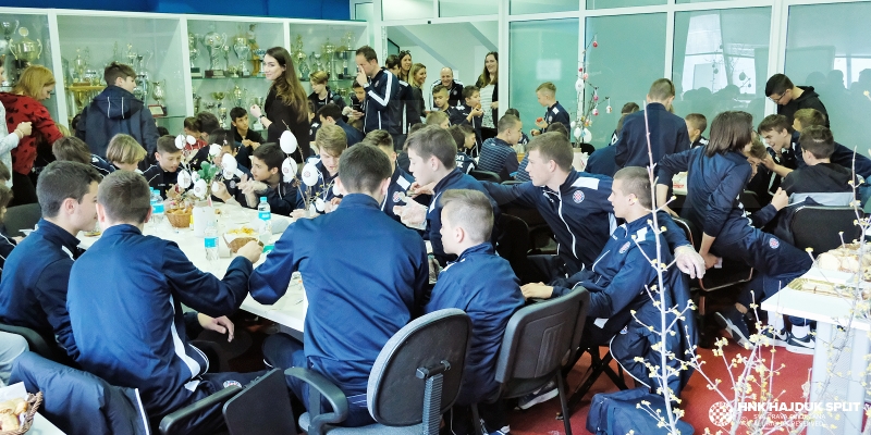 Youth Academy players at Easter decoration workshop