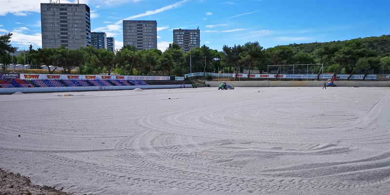 Postavlja se novi hibridni travnjak na pomoćnom terenu