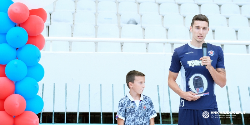 Zoran Nižić gets Best player award from the Club members