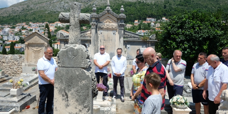 Dubrovnik: Hajdukova delegacija položila vijence na posljednja počivališta velikana Bijelih