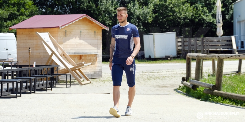 Josip Posavec joined his teammates in Pohorje