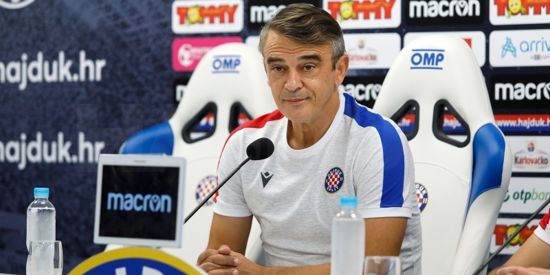 Konferencija za medije trenera Burića uoči Hajduk - Osijek