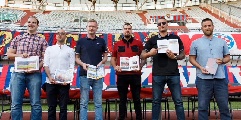 Ispred sjeverne tribine Poljuda predstavljenja knjiga "Naš Hajduk"