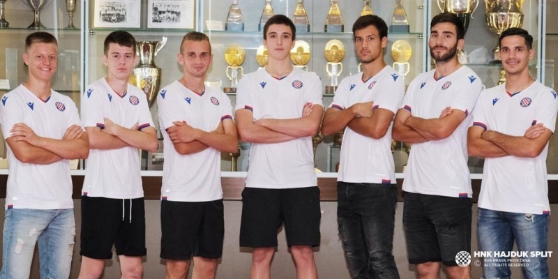 Sedam mladih igrača potpisalo za Hajduk!