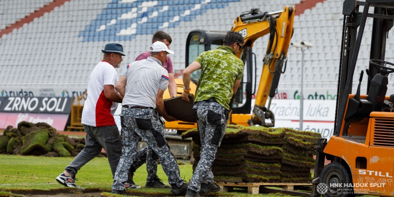 Započeli radovi na uklanjanju postojećeg i postavljanju novog hibridnog travnjaka