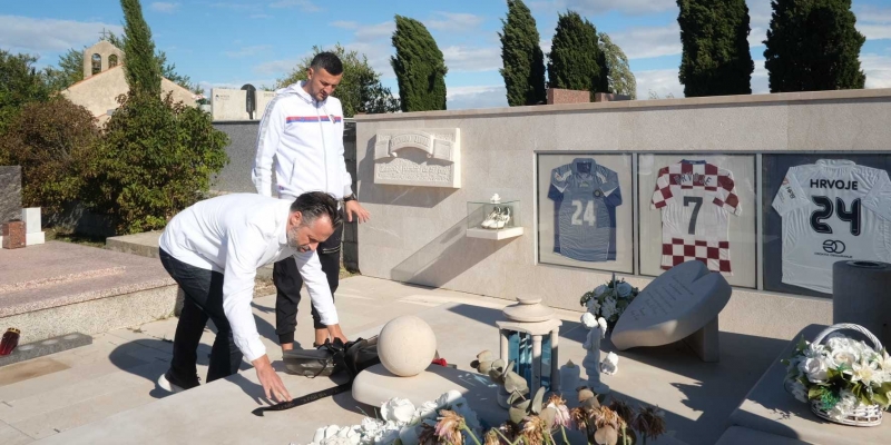Predsjednik Jakobušić i Danijel Subašić položili cvijeće na grob Hrvoja Ćustića