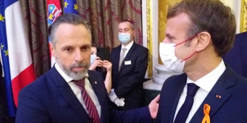 Predsjednik Jakobušić darovao Hajdukov dres i uokvirenu repliku povelje francuskom predsjedniku Macronu