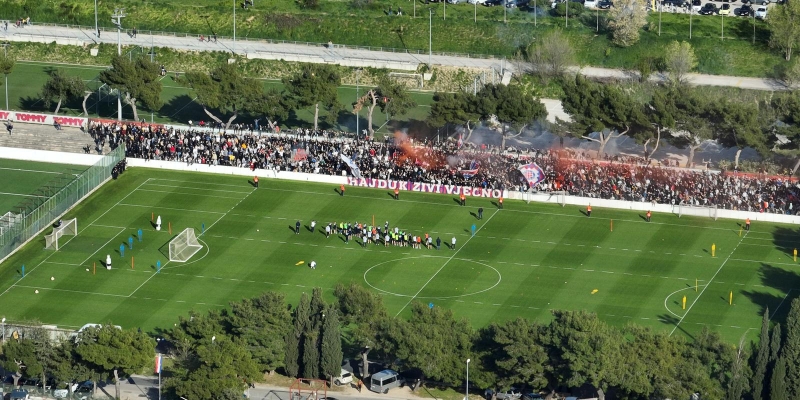 Snažna podrška uoči derbija: Više od dvije i pol tisuće navijača na treningu Bijelih!