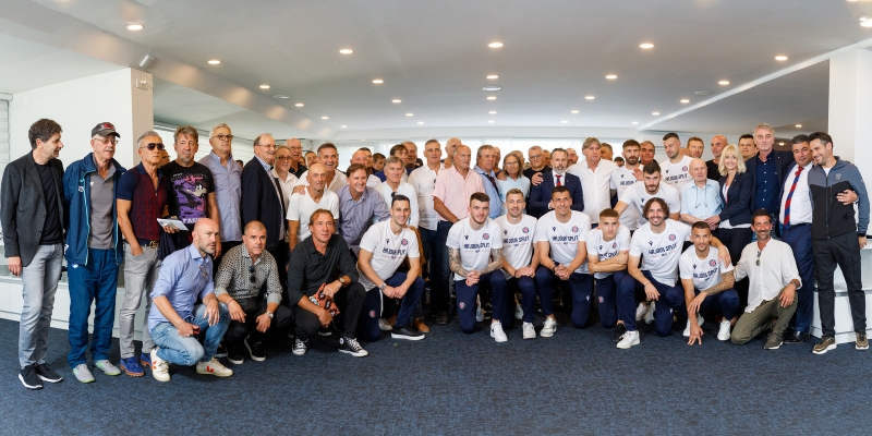 Duh zajedništva i veselo raspoloženje na Poljudu: Hajduk obilježio priznanje legendarnom Ivici Šurjaku