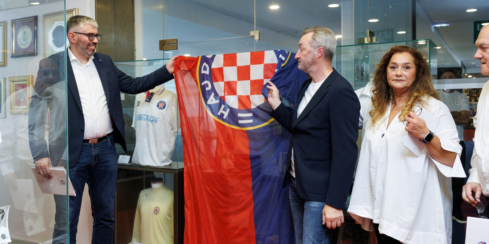 U Trofejnom salonu otvorena vitrina legendarnog Dragana Holcera